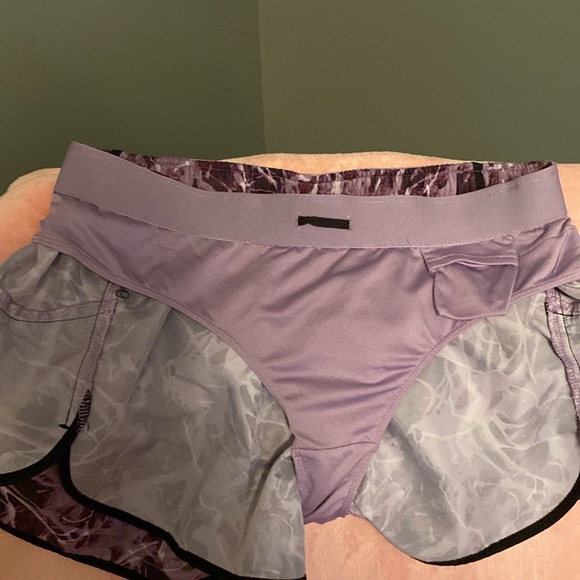💜A stylish pair of Champion running shorts in excellent condition! - Picture 3 of 4
